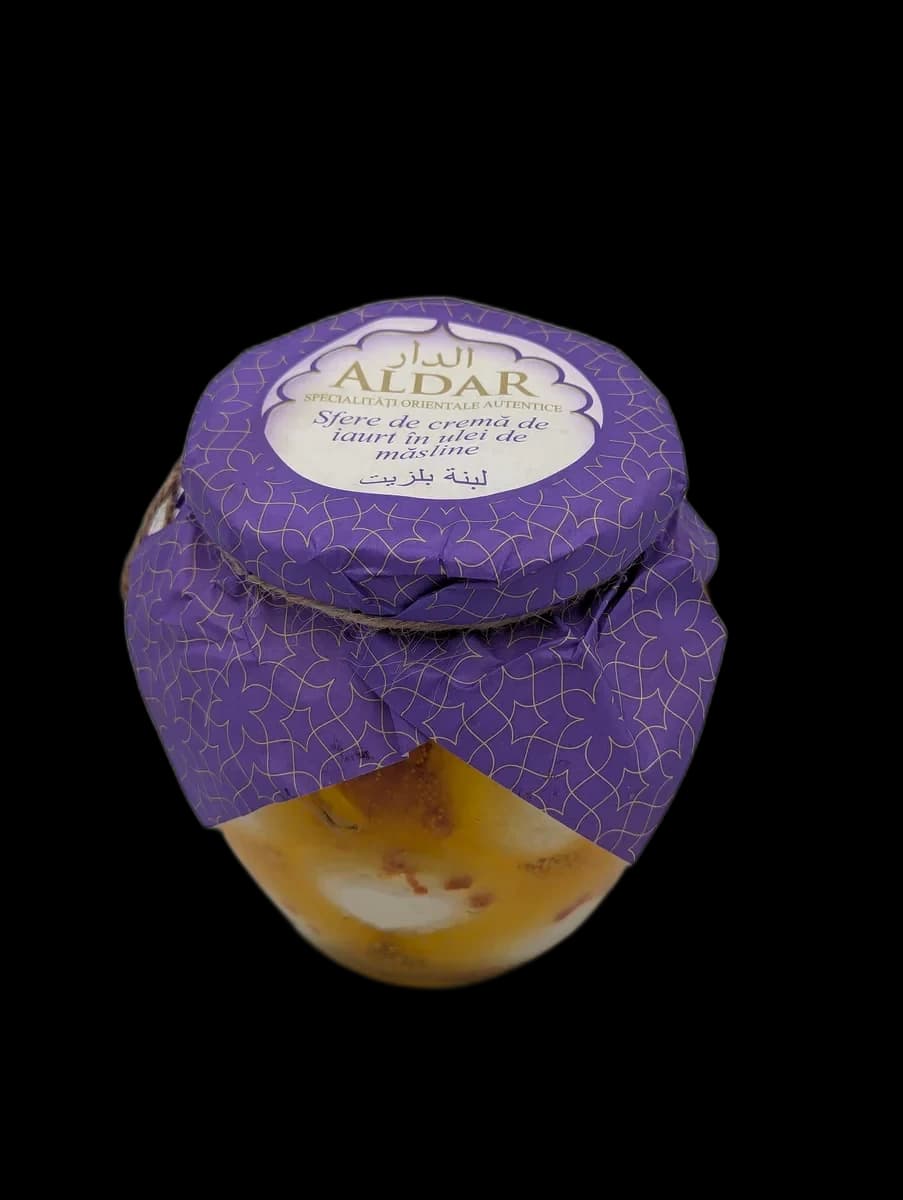 Sfere de cremă de iaurt în ulei de măsline