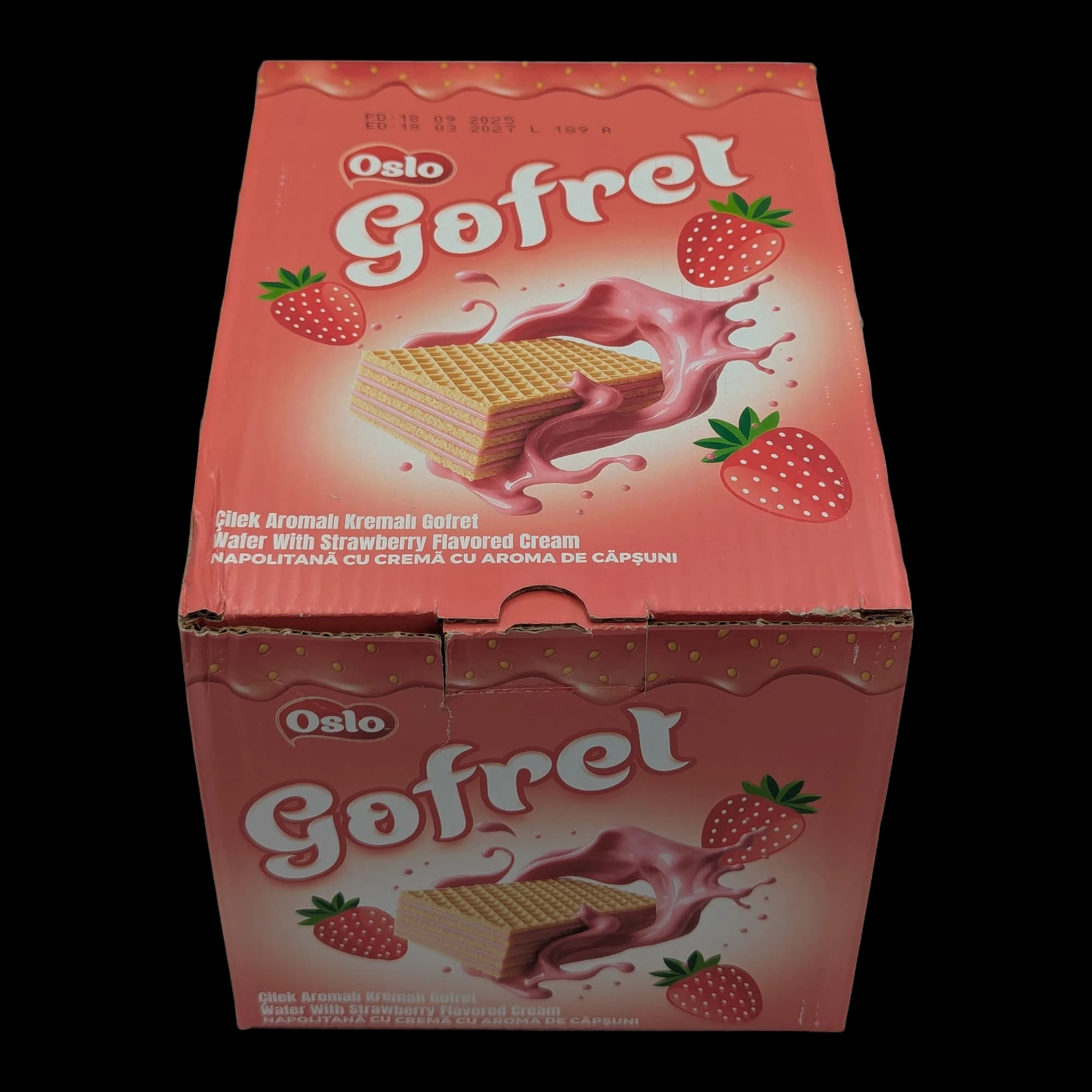 وافر أوسلو مع كريمة بنكهة الفراولة